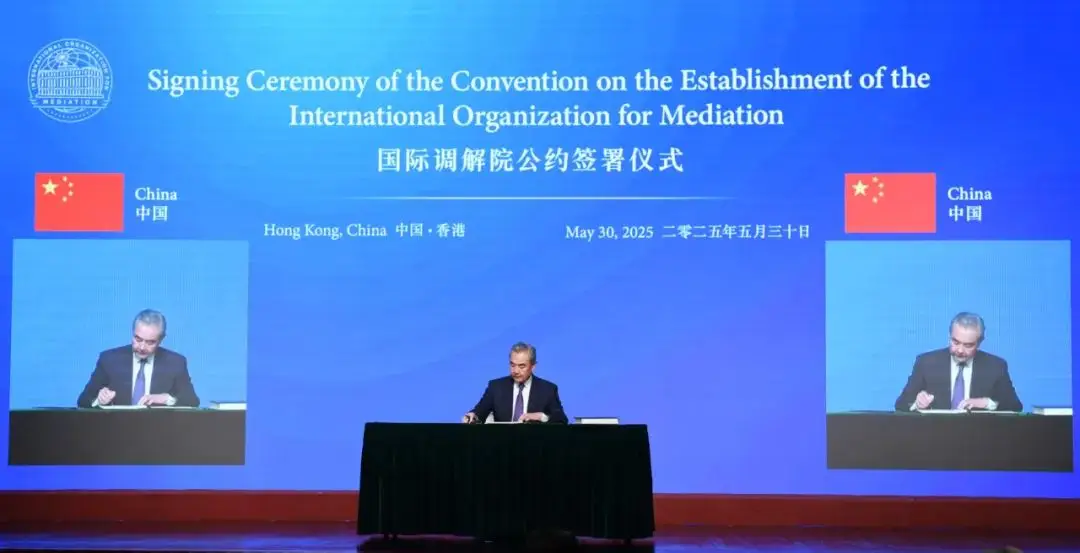 La cérémonie de signature de la Convention relative à l’Organisation internationale pour la médiation s’est tenue à Hong Kong en Chine, marquant officiellement l'installation du tribunal international d'arbitrage à Hong Kong