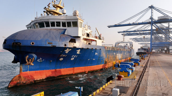 La Chine réalise pour la première fois l'accostage entièrement autonome de navires porte-conteneurs à un terminal automatisé